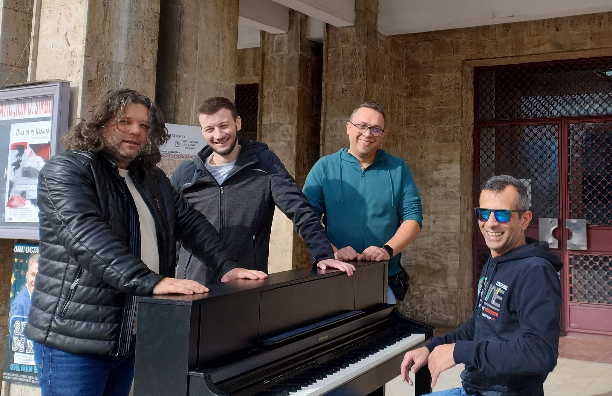 Putem cãnta oriunde, chiar și pe scãrile teatrului
